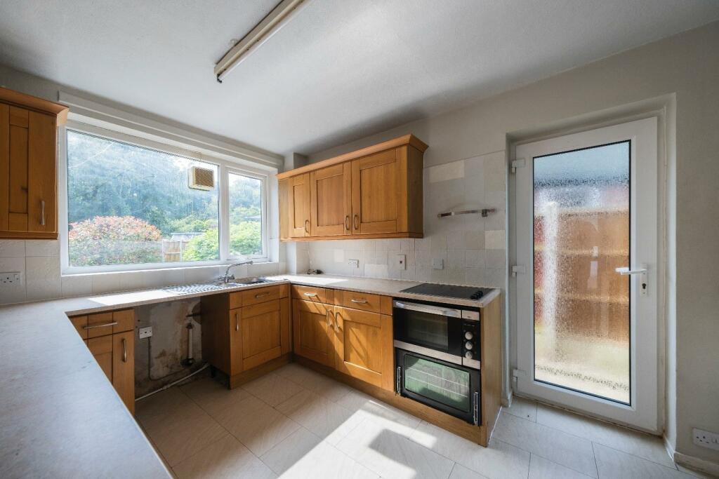 6 Heath Close-004.JPG