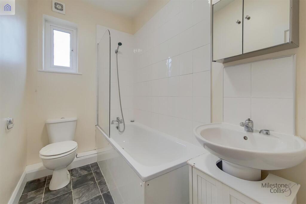 7_Bathroom-0.jpg