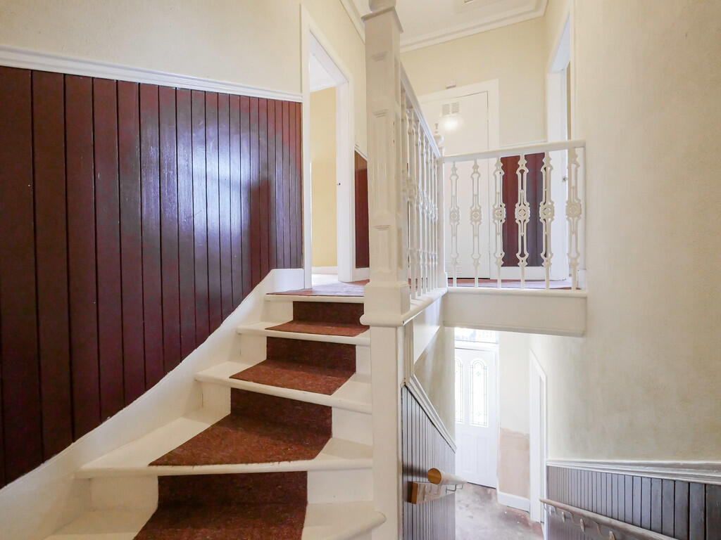 Hall-up
