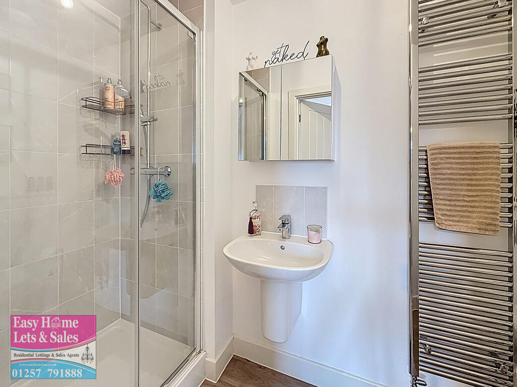 Master Bedroom/En...