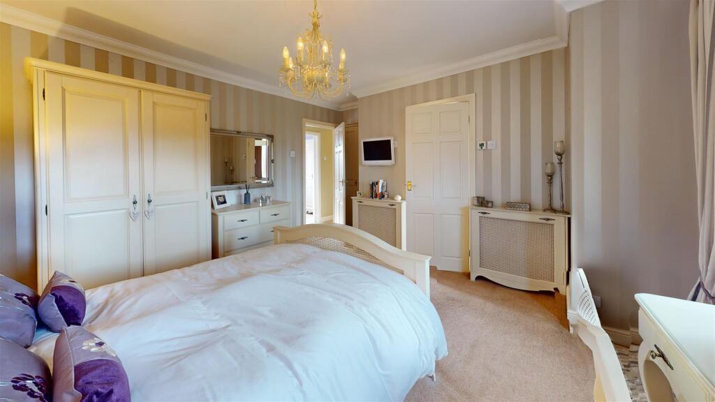 Hawthornes-Bedroom 2.jpg