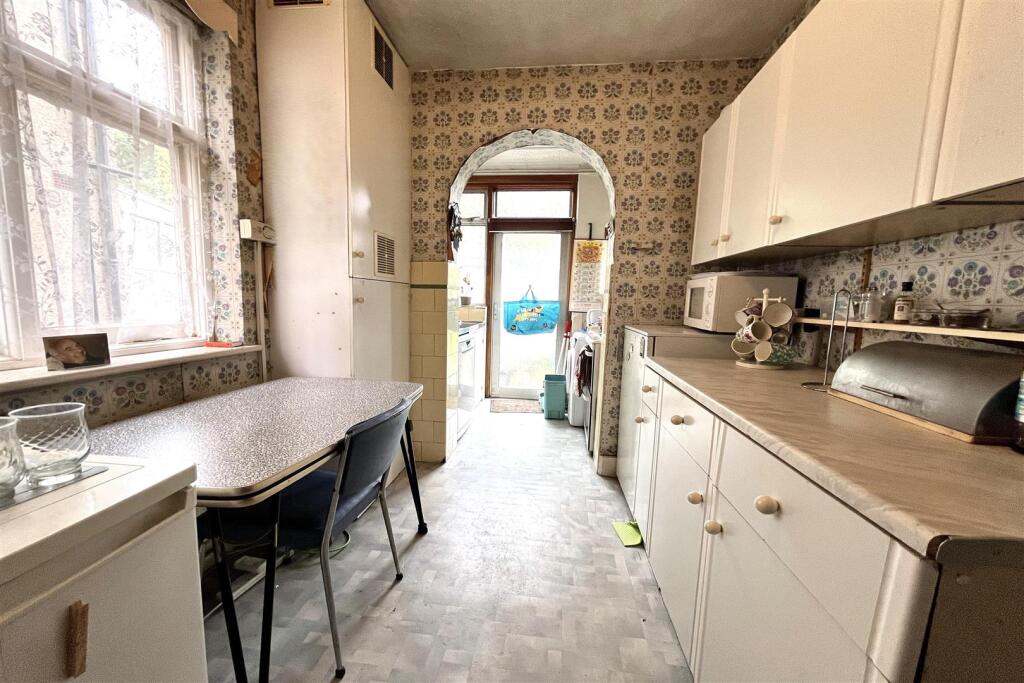 KITCHEN/MORNING ROOM: