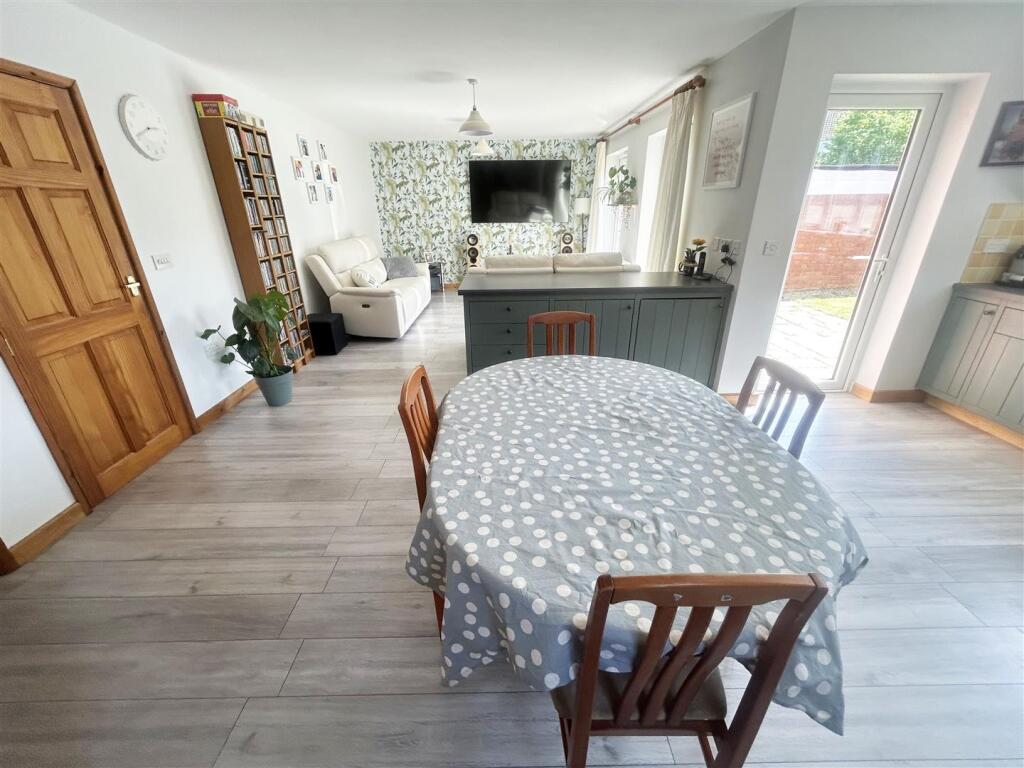 KITCHEN/ DINER/ FAMILY ROOM