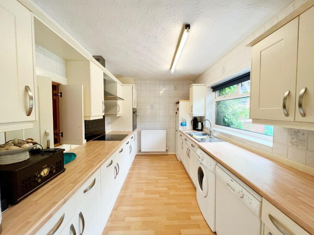 Breakfast Kitchen pic 3.jpg