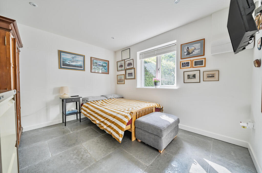 1296151-5-682f689...