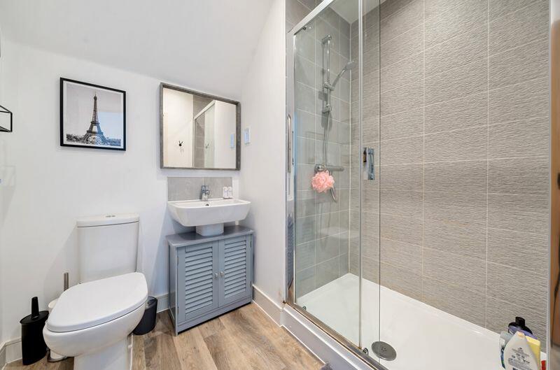 En Suite to Bedroom 1