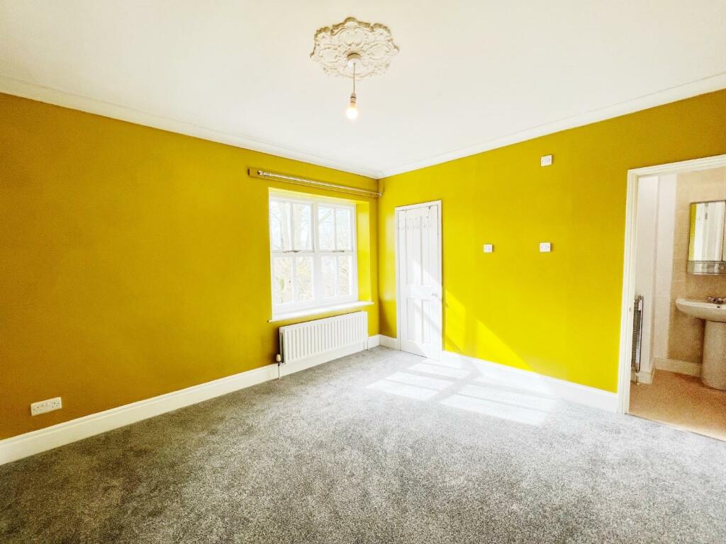 Bedroom 1 pic 1.jpg