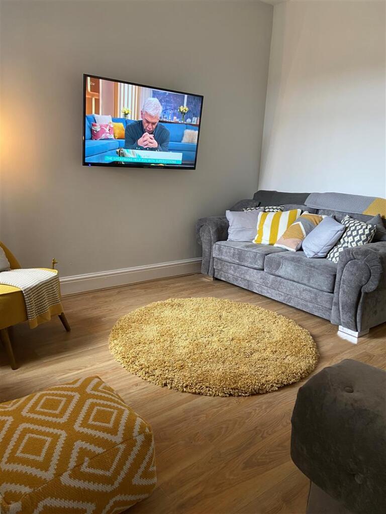 61) 40 Falmouth Street Living Room 17.03.2021.JPG