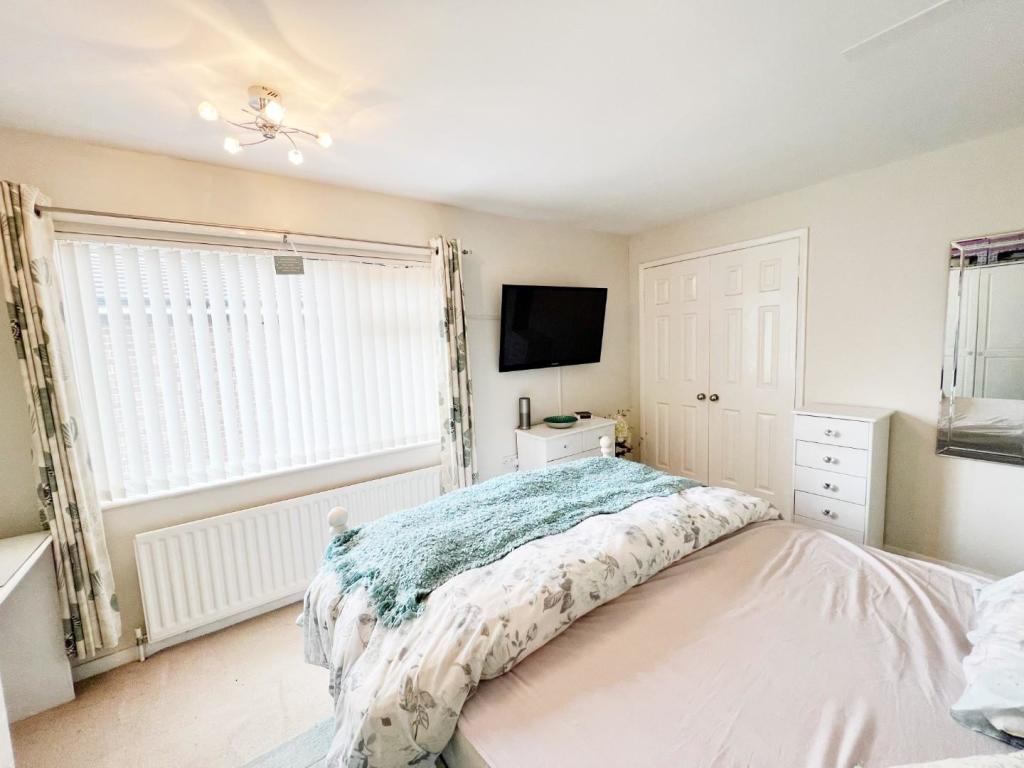 Bedroom 1 pic 3.jpg