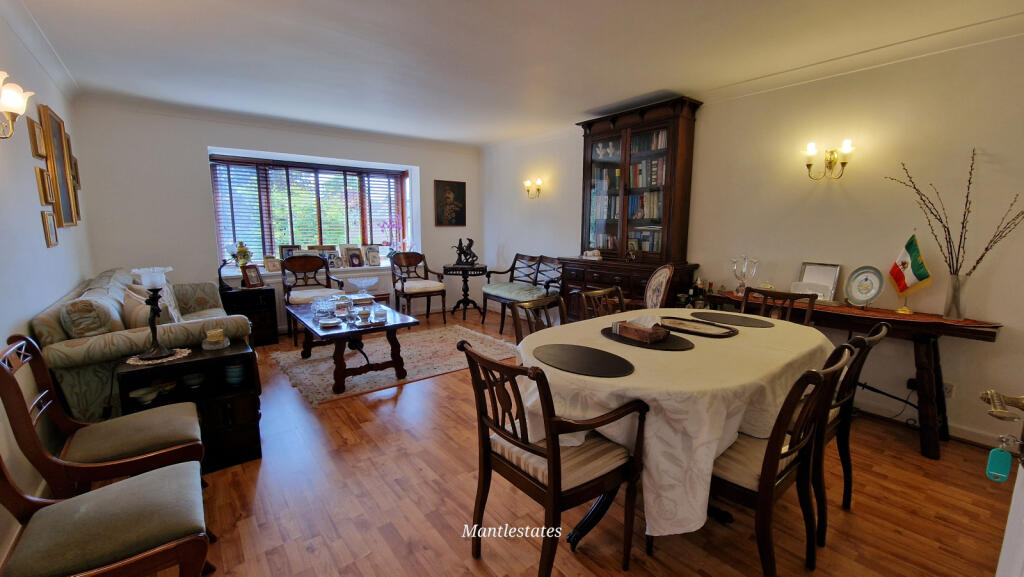 LOUNGE/DINER