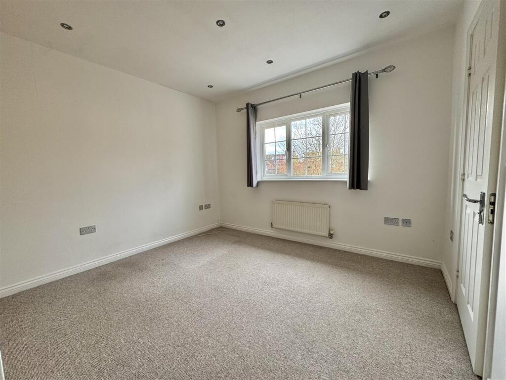 MAIN BEDROOM