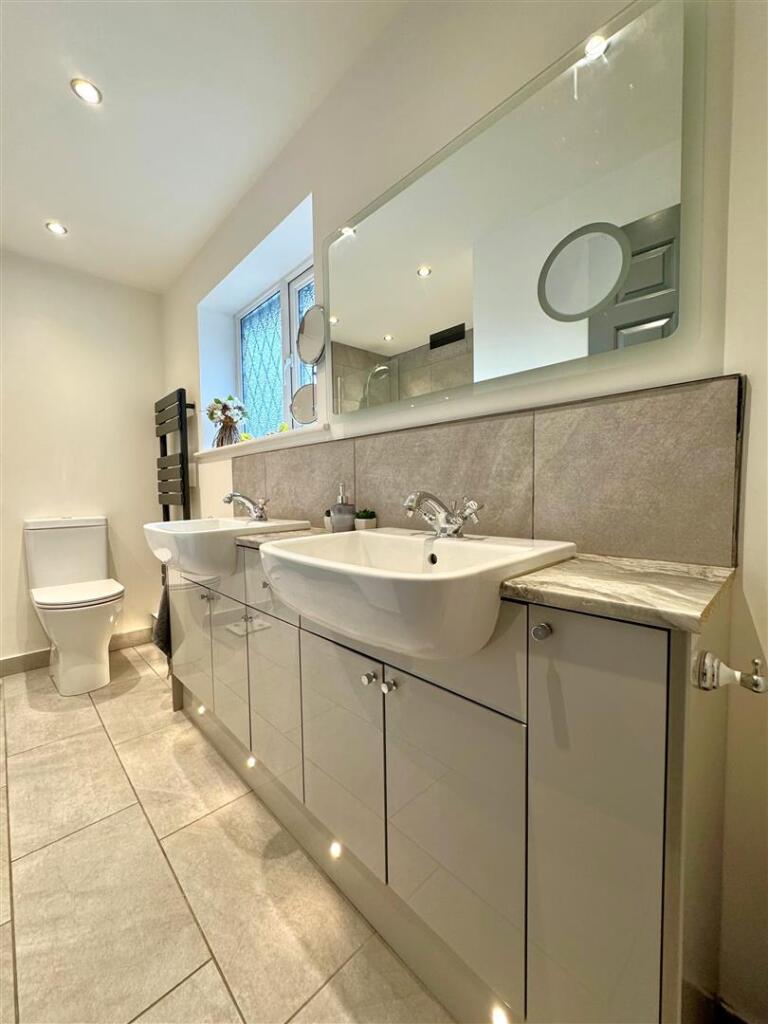 bathroom 1.jpg