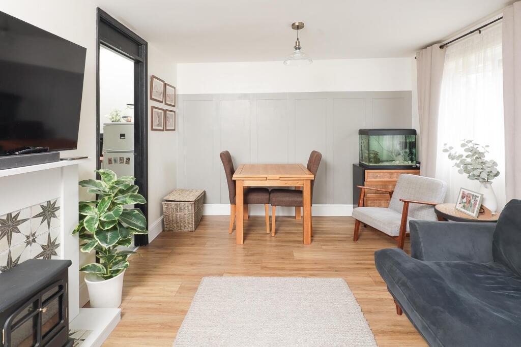 10Lindridge Drive lounge.jpg