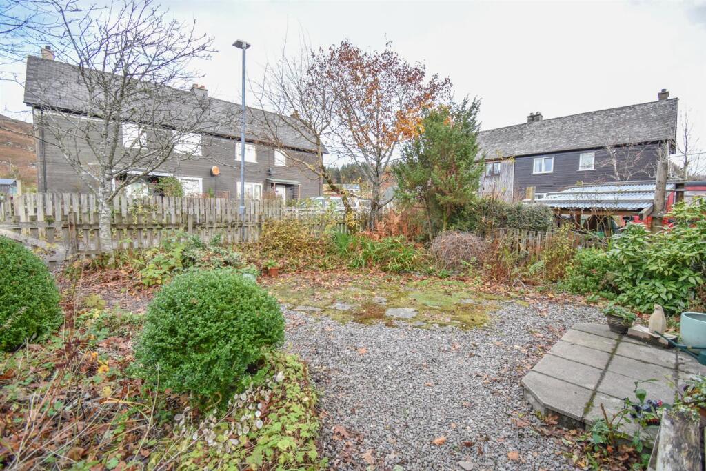 FRONT GARDEN-2.jpg