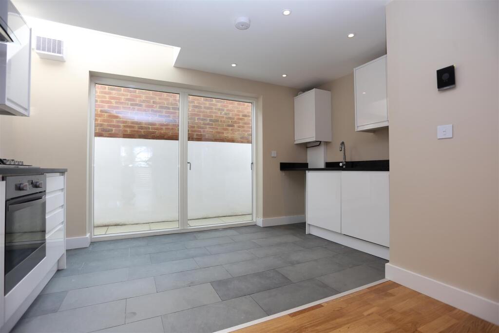 2 Palace Mews kitch2.JPG