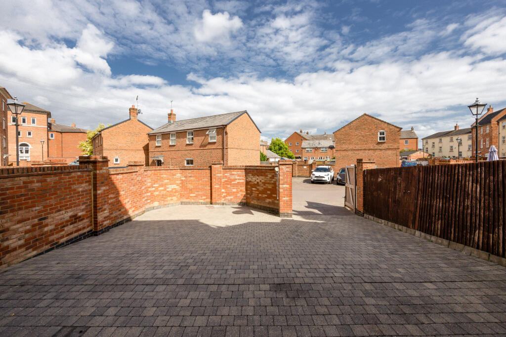 31 Crowell Mews, HP19 7HB-17