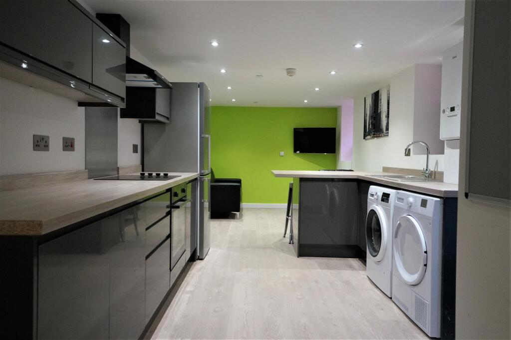 5HolyheadApart_kitchen.JPG