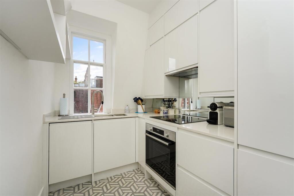 Flat 14, 7 Sloane Court West London (9).jpg