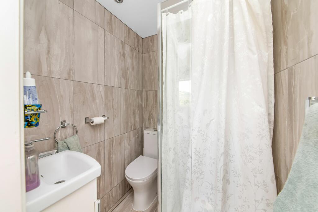 EN-SUITE SHOWER ROOM
