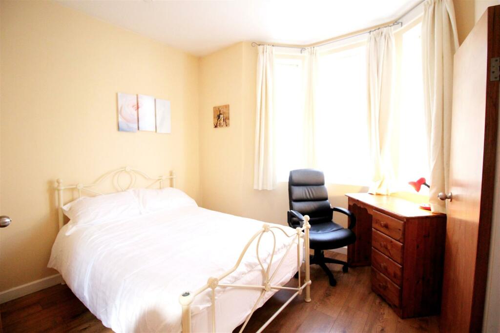 Room 1 (Ensuite Bedroom)