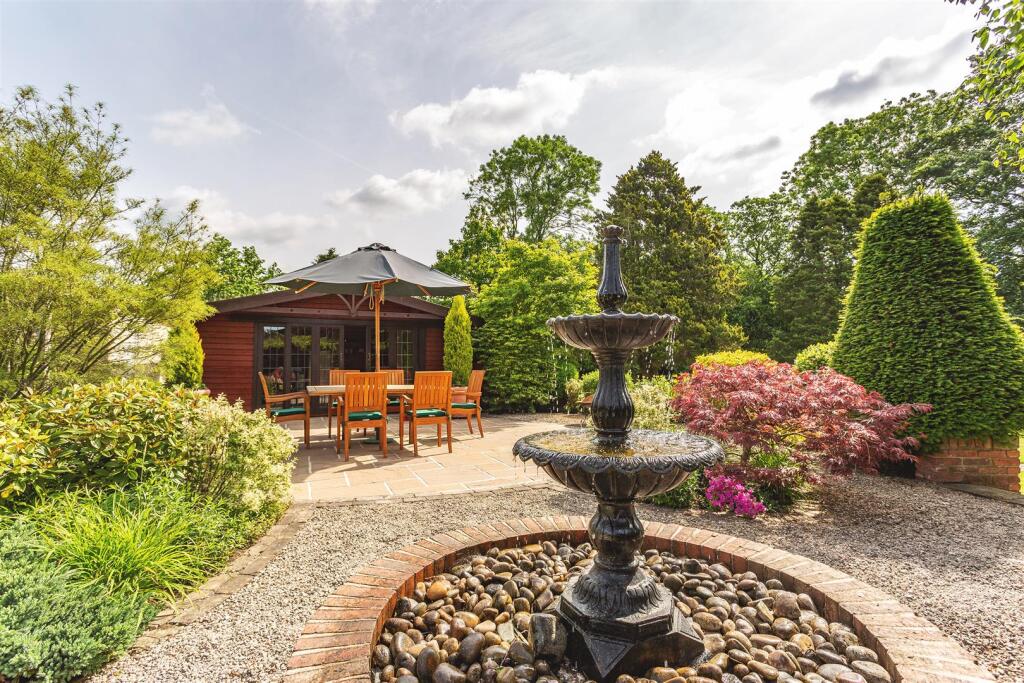 Beautiful Gardens, Grounds &amp; Paddock
