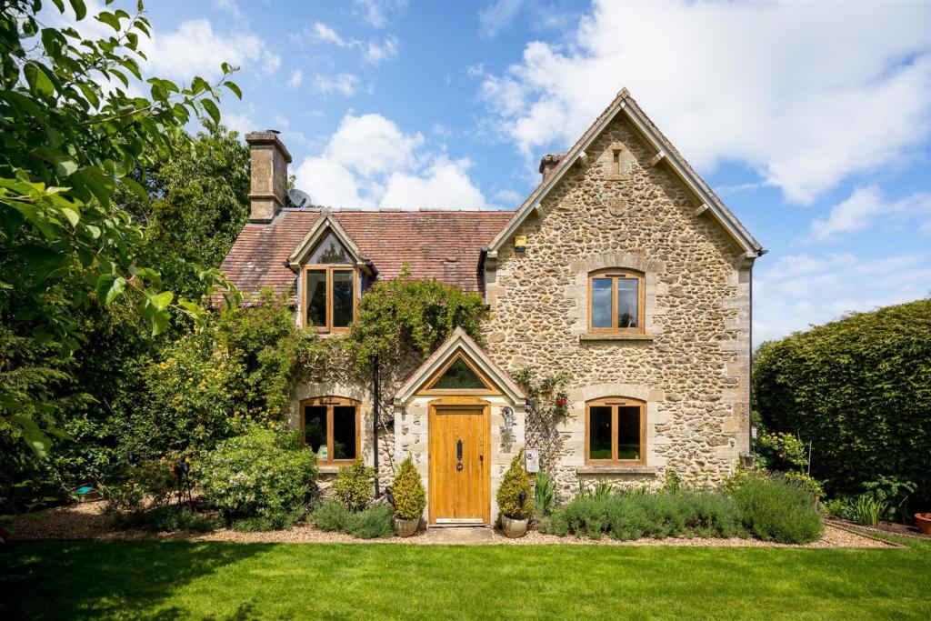 5 - Hillacres - GL53 9NS - Web.jpg