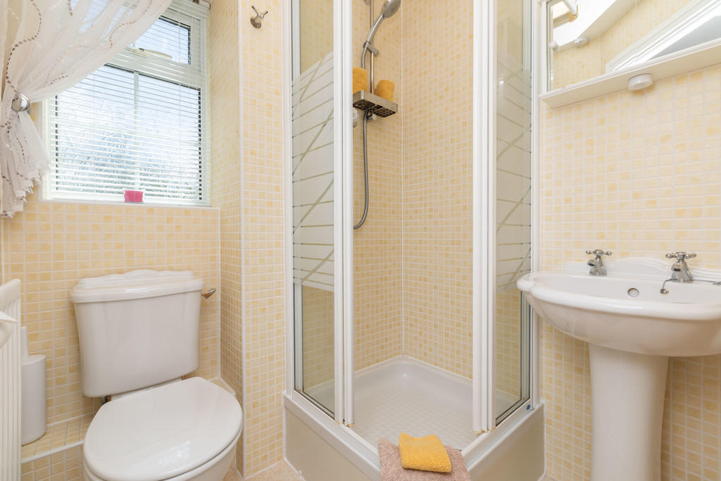En-suite shower r...