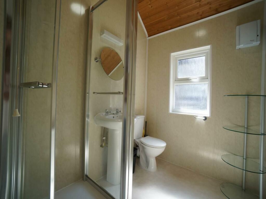 GlynCeris_bathroom2.JPG