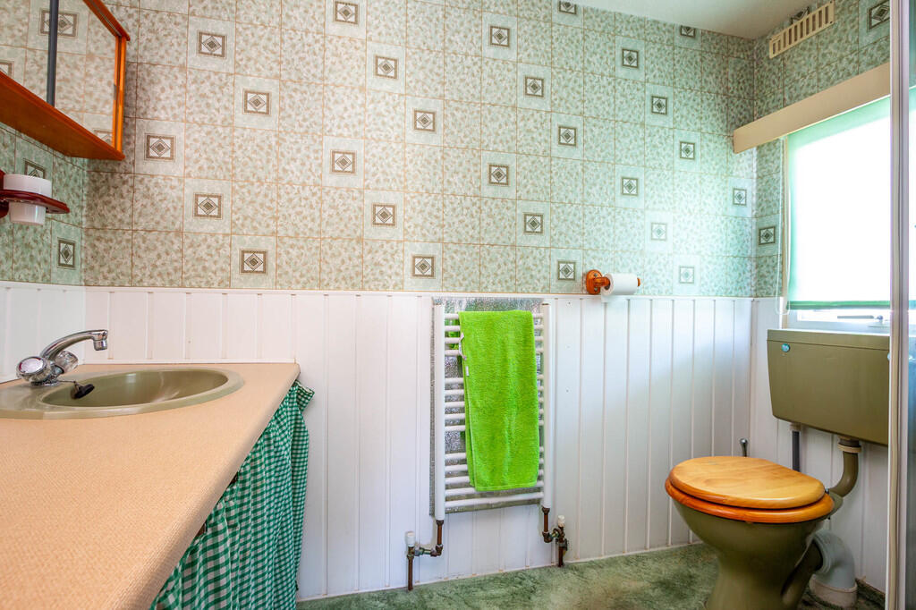 Ensuite shower ro...