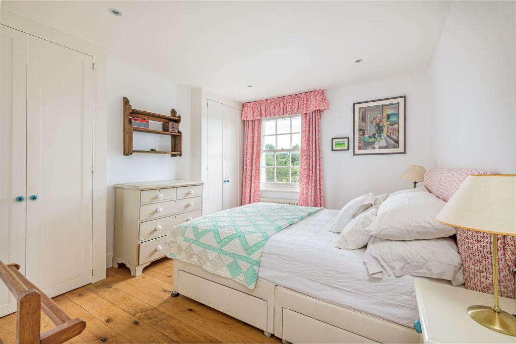 32 Railway Side Bed 1.jpg