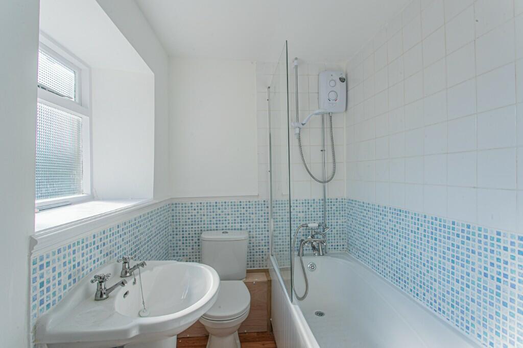 Main Bathroom 