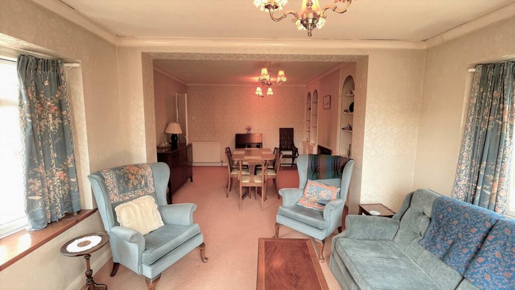 TRIPLE ASPECT SITTING ROOM