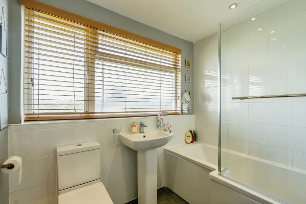 Full family bathroom suite