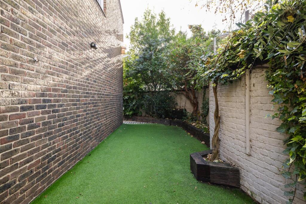 Christchurch Square E9