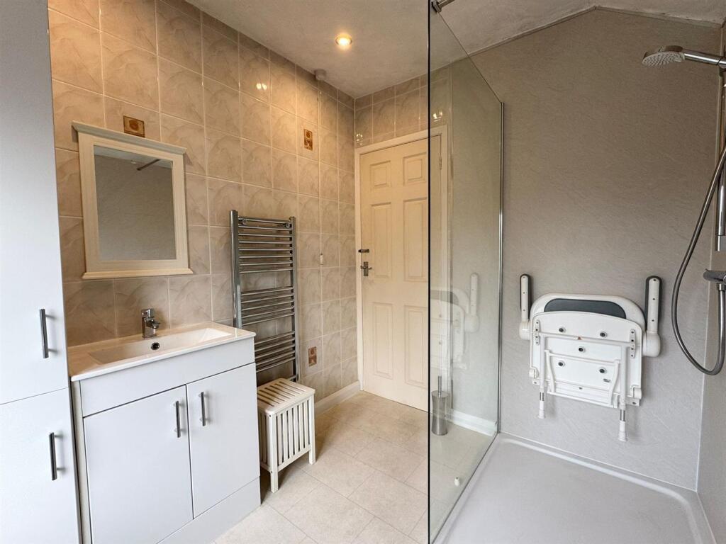 Shower room (2).jpg