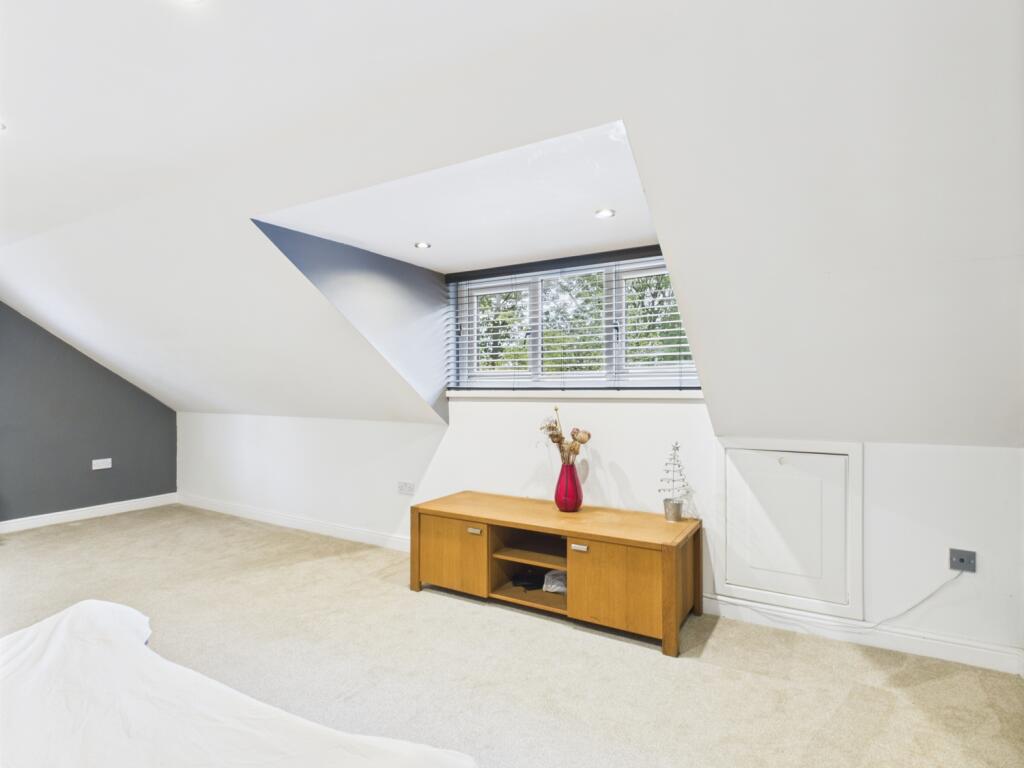 CAM03729G0-PR0082-STILL030