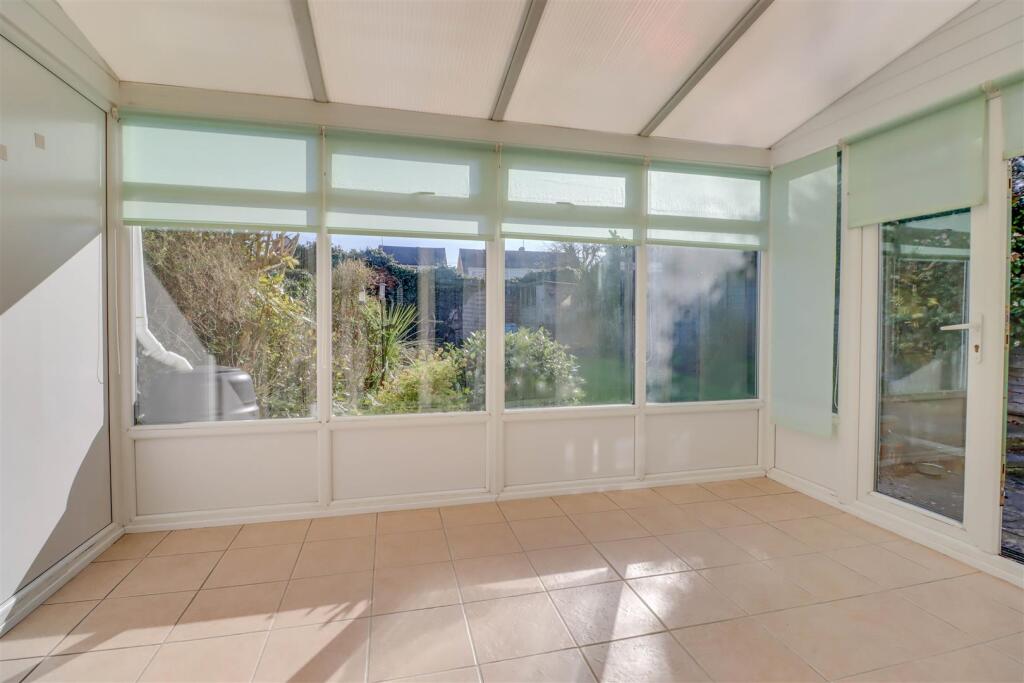 18 HIGHCLIFFE WAY 2025-5.jpg