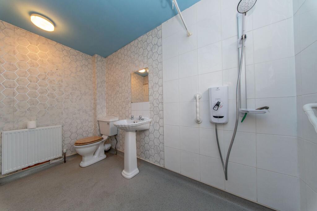 Family Bathroom 4