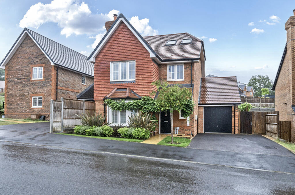 Armsworth Way, Farnham, Surrey, GU9