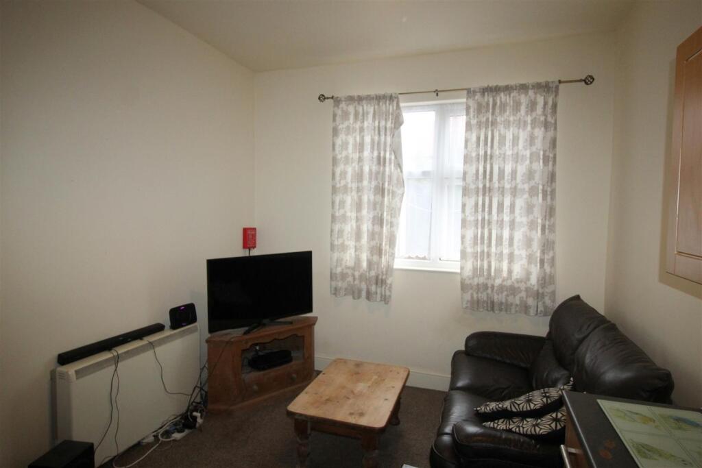 Open plan kitchen / lounge