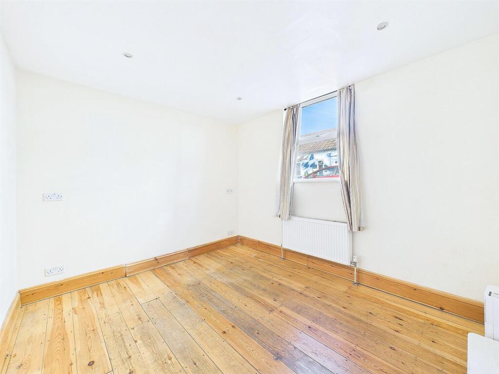 10 - 4 Bedroom End Terrace House.jpg
