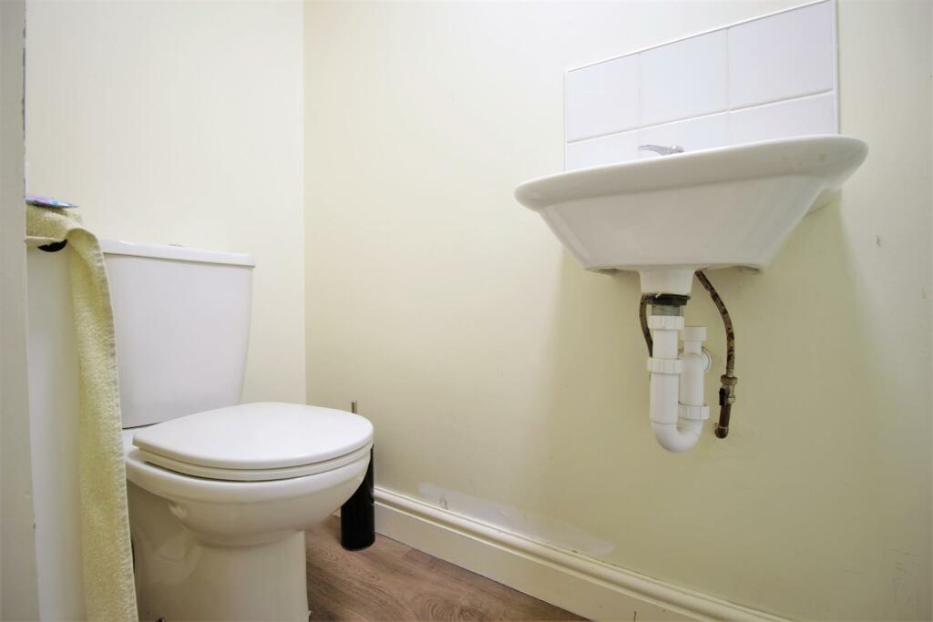 Student-letting-agent-bathroom 5.JPG