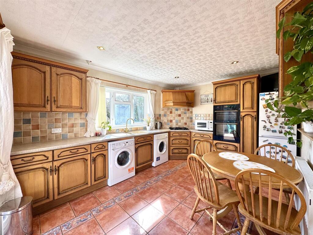 KITCHEN/BREAKFAST ROOM