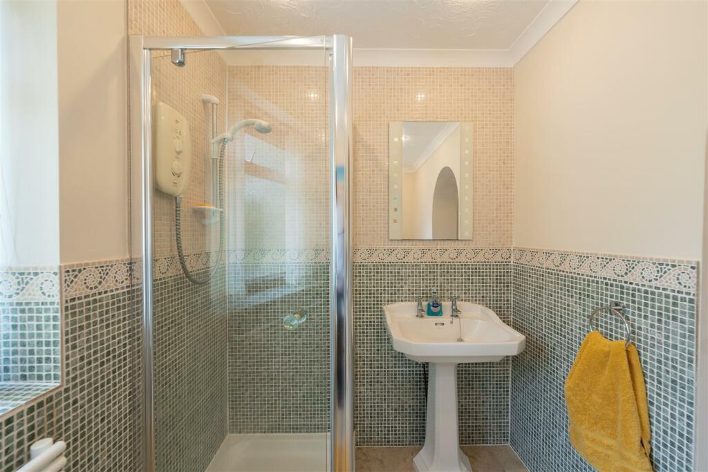 Bathroom 1.jpg