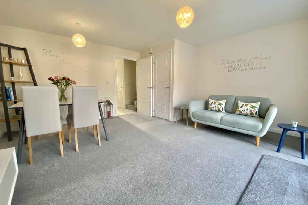 Lounge/Dining Room