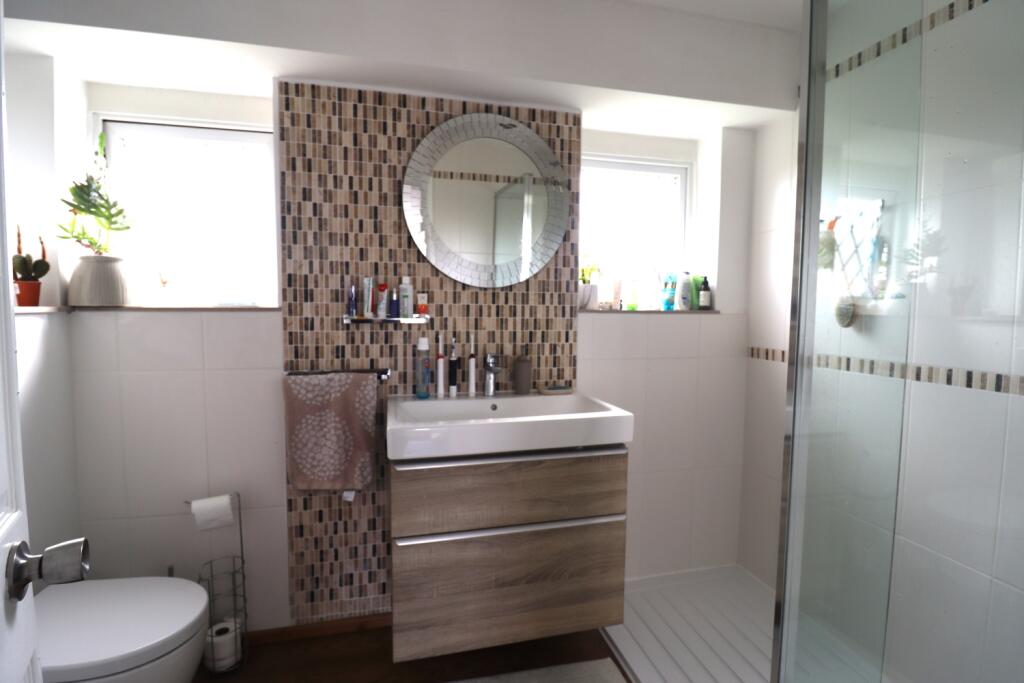 25 Engaine bathroom