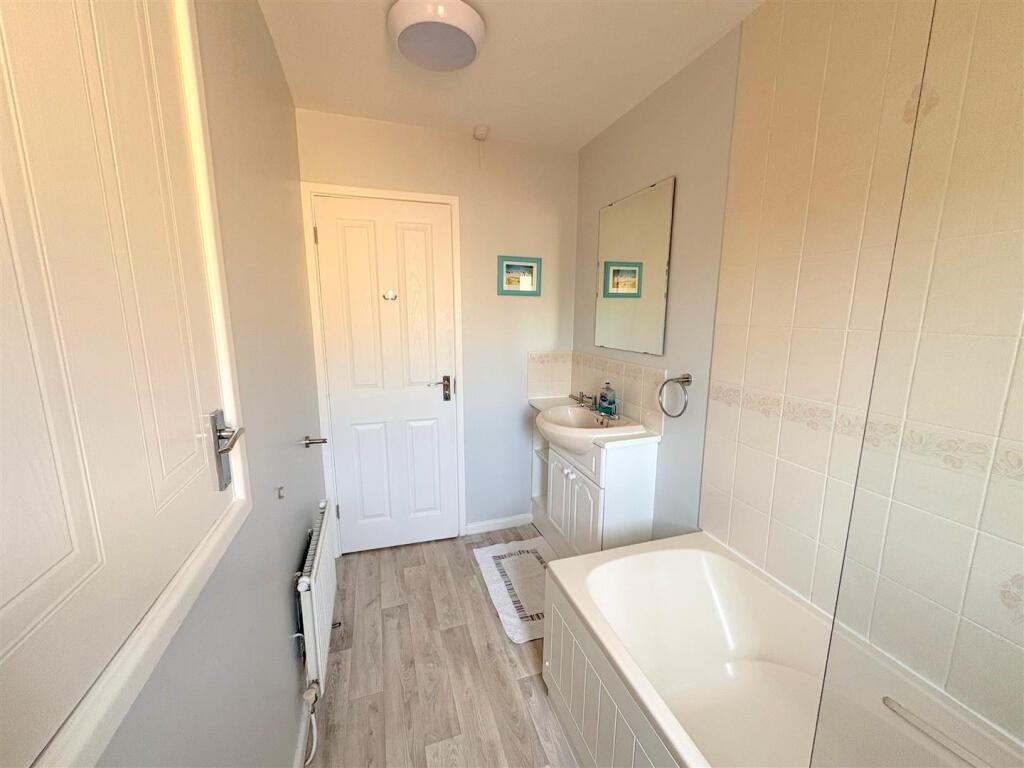 Bathroom b.jpg