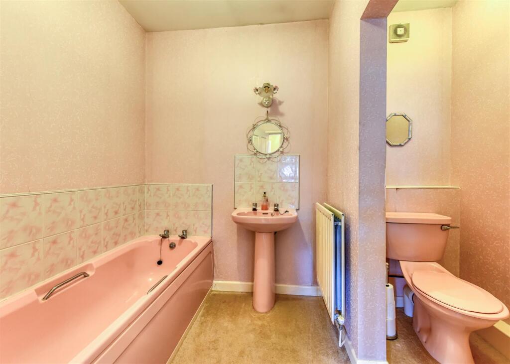 38 Meadow Road-bath1.jpg