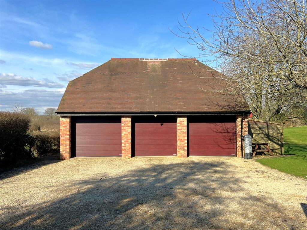triple garage.jpg