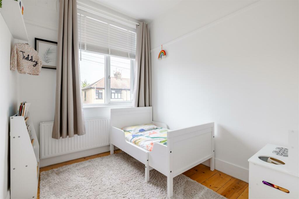 Thornwood Close, E18